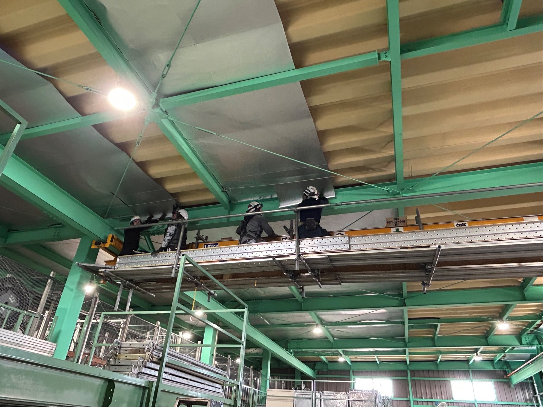 遮熱シート施工中
